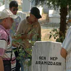Deprem mezarlığında gözyaşları sel oldu