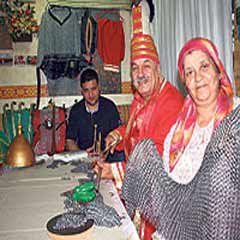 40 yıldır mehteranları eğitip giydiriyor