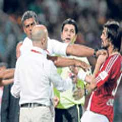 Rijkaard futbolcuyla kavga etti