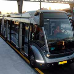 Metrobüs durağa çarparak durabildi