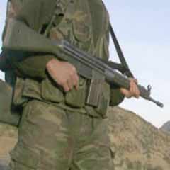 Firari asker güçlükle ikna edildi