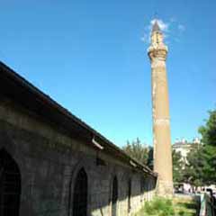 Sivas'ta sıcaklık arttıkça minare eğiliyor