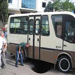 Minibüs geçerken yol çöktü
