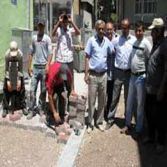 Belediye başkanı işçilerle çalıştı