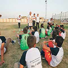 Futbolla birlikte mayın dersi görüyorlar