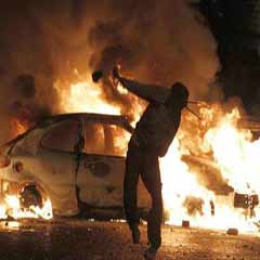 Kuzey İrlanda yine karıştı