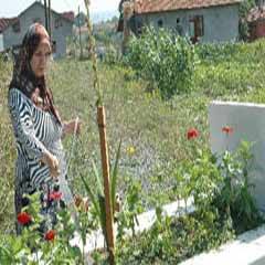 Şehit oğlunun mezarı yanına taşındı