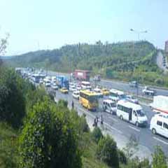 Kaza TEM otoyolunda trafiği kilitledi