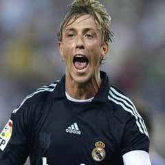 Guti geliyor