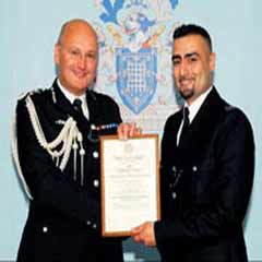 Hayat kurtaran Türk polise Londra'da ödül