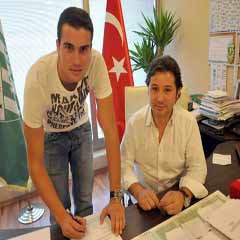 Bursaspor Harun Tekin'e imza attırdı