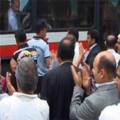 Alçaklara alkışlı destek