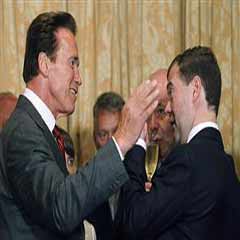 Terminatör Medvedev'e el kaldırdı!