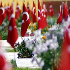 Edirnekapı şehitliği babaları ağırladı