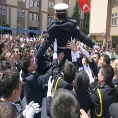 Polislerin mezuniyet sevinci
