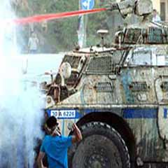 Hakkari'de polise taşlı saldırı