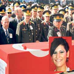 Son yolculuğuna komutanlar uğurladı