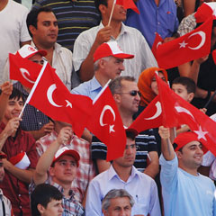 Şeyh Cerrah'taki protestocuları Türk bayrağı dağıtıldı