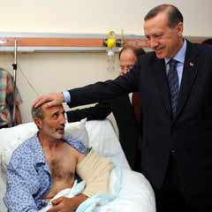 Erdoğan'ı alnından öptü