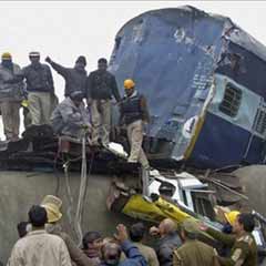 Hindistan'da iki tren çarpıştı: En az 25 ölü