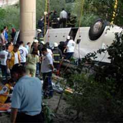 Otobüs kazasında ölen 15 kişinin kimliği