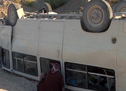 Minibüs takla attı: 17 yaralı