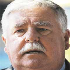 Eşcinselliği ortaya çıkan bakan istifa etti