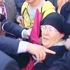 Genç kadının peçesini yüzünden yırtıp attı!