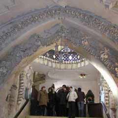 "Bu kilise Müslüman kemiklerinden!"