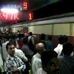 Hindistan'da tren istasyonunda izdiham!