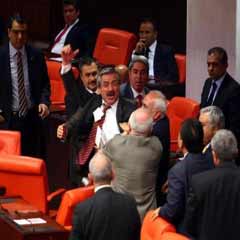 AK Parti'li İzol sinir krizi geçirdi