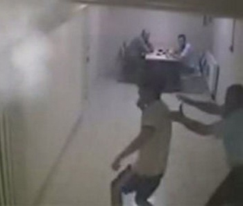 Polisin silahını kapan genç intihar etti