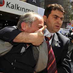 Arınç'ın basın toplantısında arbede