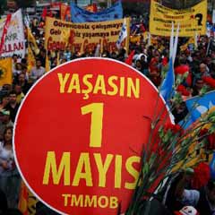 1 Mayıs için yağlanan direk temizlendi
