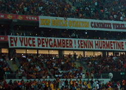 TT Arena'da büyük alkış alan pankart!