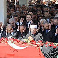 Özdemir Özok toprağa verildi  