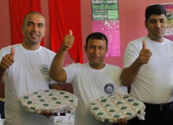 1 kilo baklavayı 1 dakika 59 saniyede bitirdi