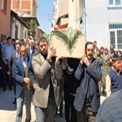 Eşini son yolculuğuna uğurlayamadı