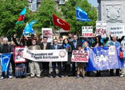 Hollanda'da yaşayan Azeriler'den İran'a protesto