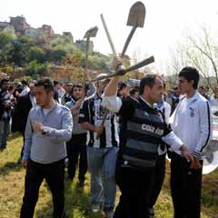 Beşiktaşlılardan olaylı yürüyüş
