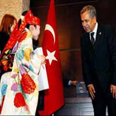 Arınç Japonları böyle selamladı