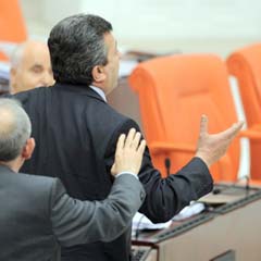 CHP'li vekil kürsüye yürüdü