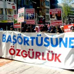 Onbinler özgürlük için yürüdü