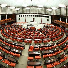 Anayasa görüşmeleri Meclis'i ziyaretçiye kapattı