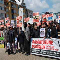 Afişte bile başörtüsüne tahammül yok!