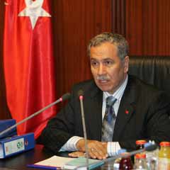 Arınç: Sıkılmış yumrukla el sıkılmaz!