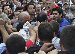 Başkana yumruk, bakana 'Oslo'ya git' tepkisi