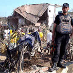 Pakistan, bombalarla sarsıldı