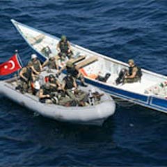 SAT komandoları dokuz deniz korsanını yakaladı   