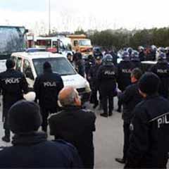 TEKEL İşçileri, polis ekiplerine takıldı